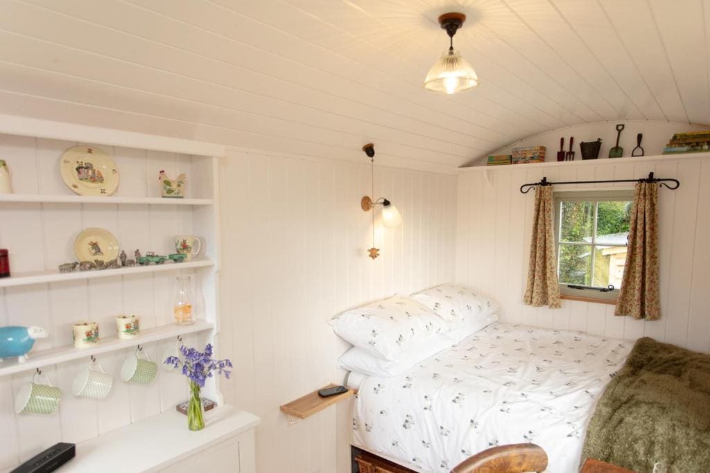 Shepherd's Hut at High Gardens - View 2
