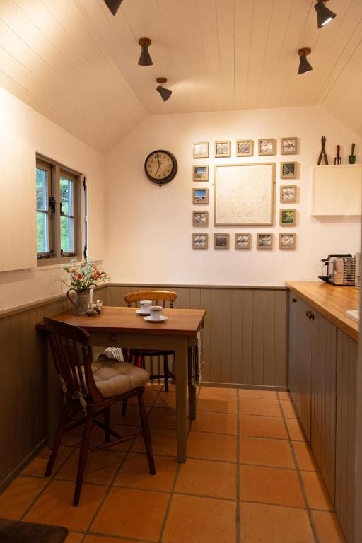 Shepherd's Hut at High Gardens - View 4