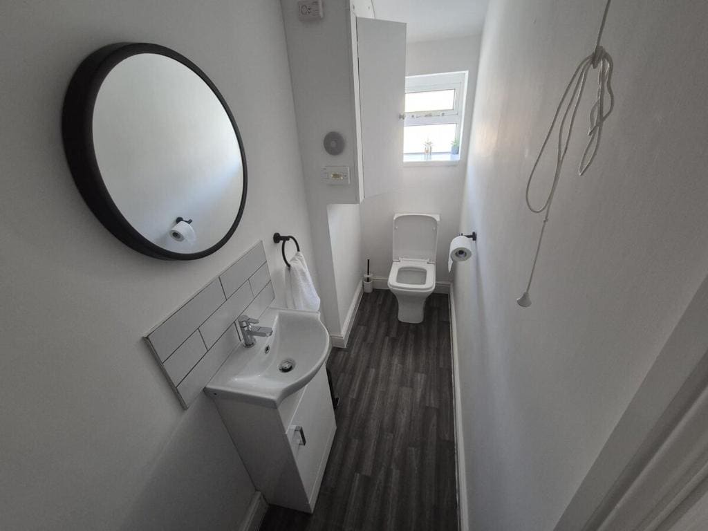 City Centre 6-Bed Swansea Getaway - View 7