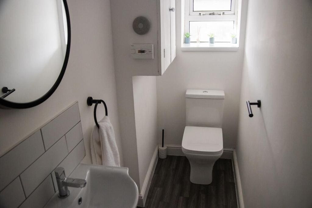 City Centre 6-Bed Swansea Getaway - View 3