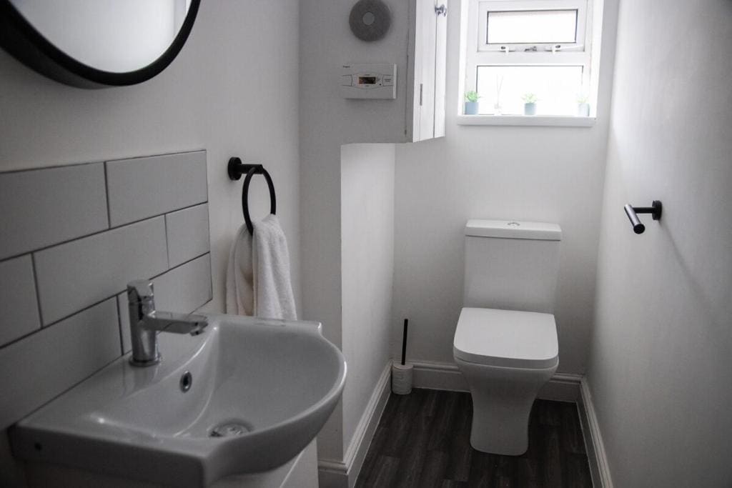 City Centre 6-Bed Swansea Getaway - View 4
