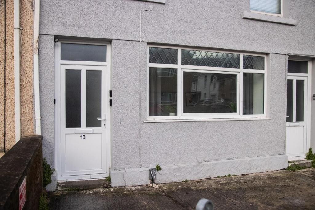 City Centre 6-Bed Swansea Getaway - View 2