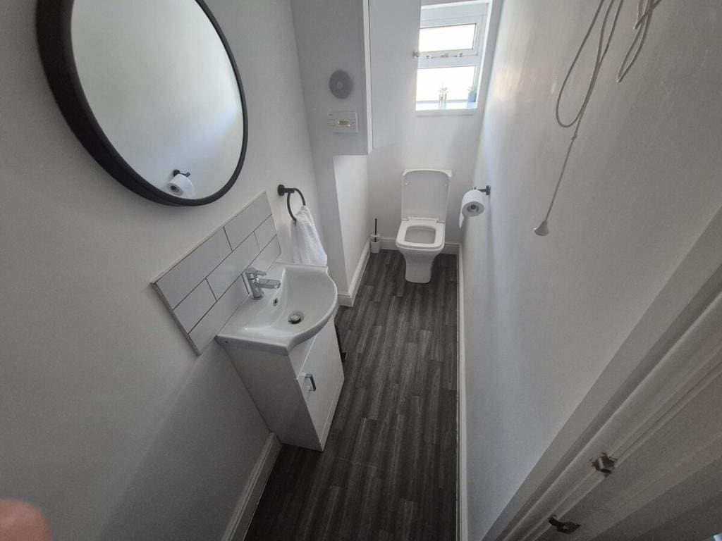 City Centre 6-Bed Swansea Getaway - View 6