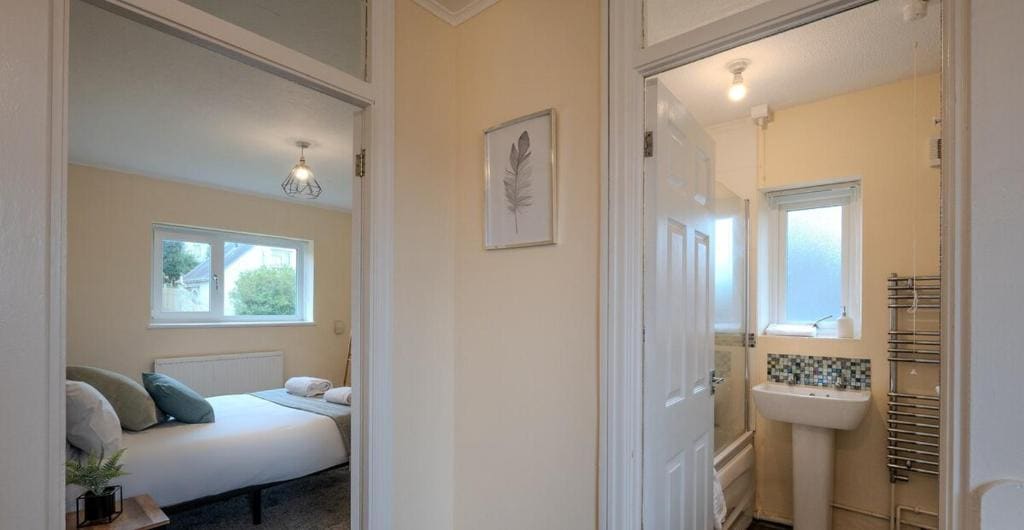 Comfortable 4-Bed Home with Free Parking - View 6