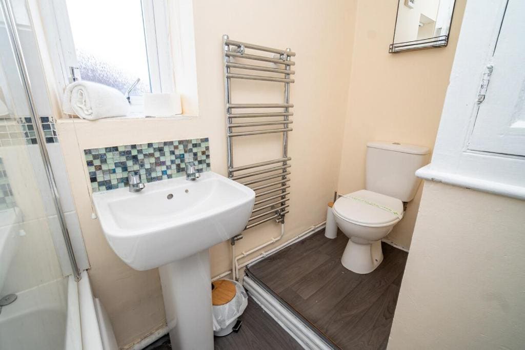Comfortable 4-Bed Home with Free Parking - View 7