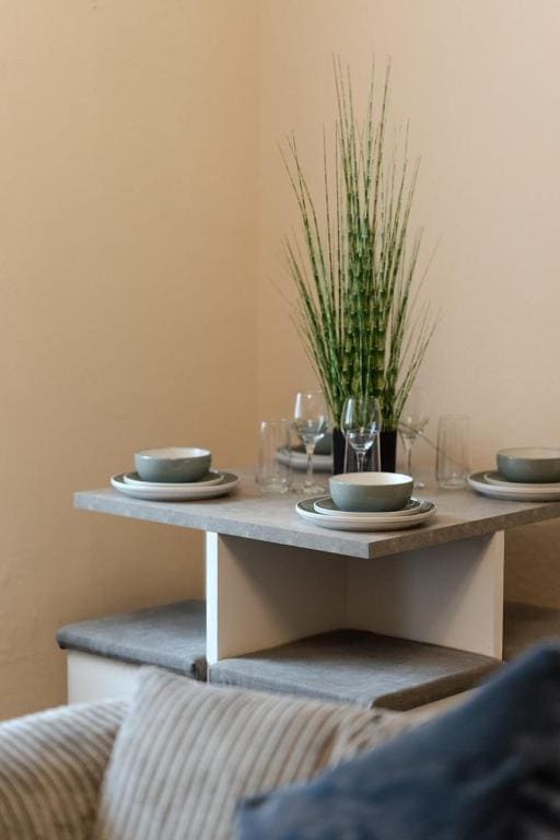 Comfortable 4-Bed Home with Free Parking - Main view