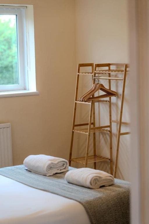 Comfortable 4-Bed Home with Free Parking - View 5