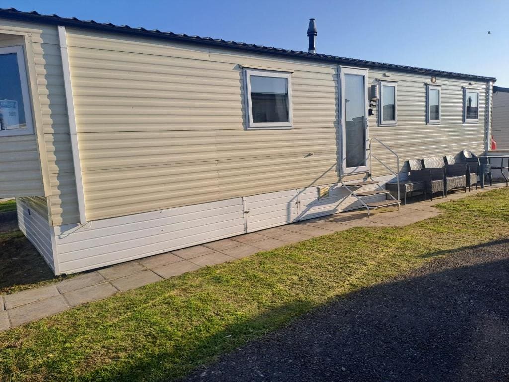 Trecco Bay Cwtch Caravan - Main view