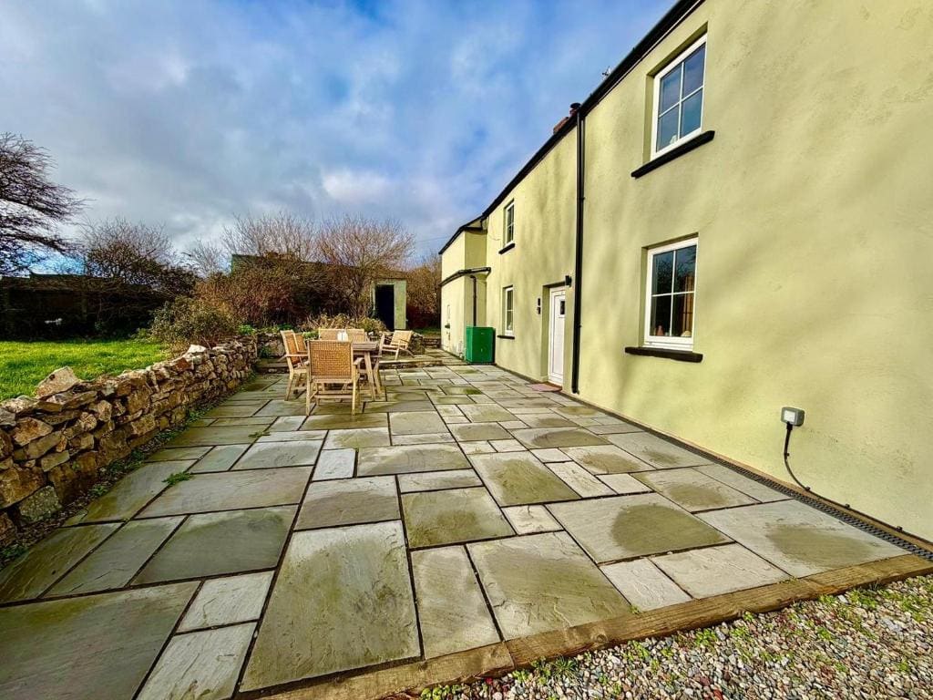 Style 3BR House Jameston | Garden | Near Tenby - View 6