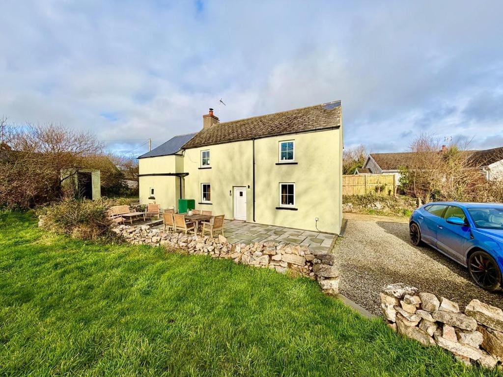 Style 3BR House Jameston | Garden | Near Tenby - View 2