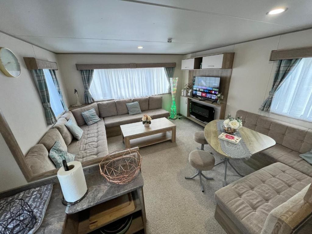 Relaxing Breaks with Hot tub at Tattershal lakes 3 Bedroom - View 6