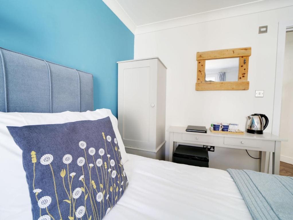The Artist Loft, Ensuite Guest Rooms, Porthleven - View 3