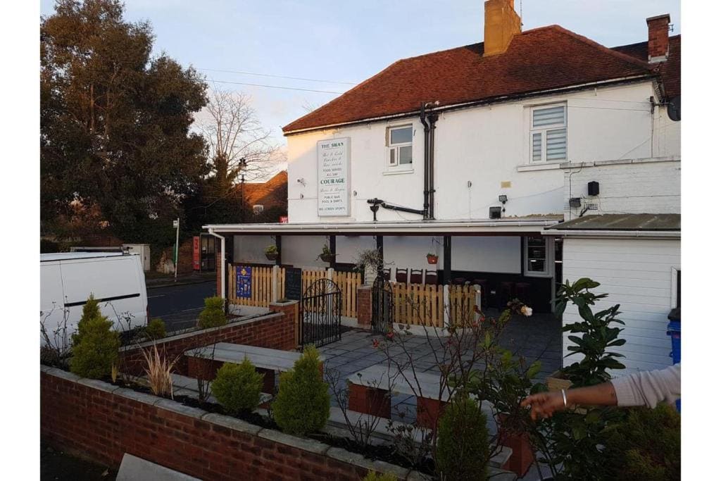Swan Inn, Heathrow Airport - View 5