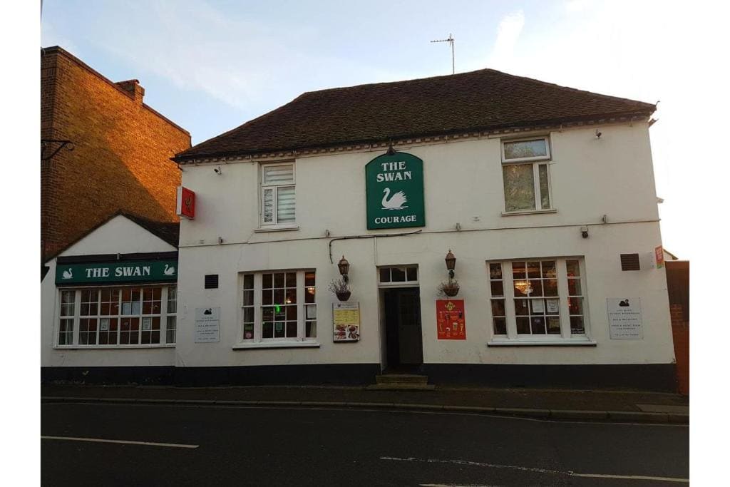 Swan Inn, Heathrow Airport - Main view