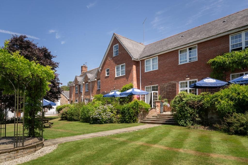 Fox & Hounds Country Hotel - Main view