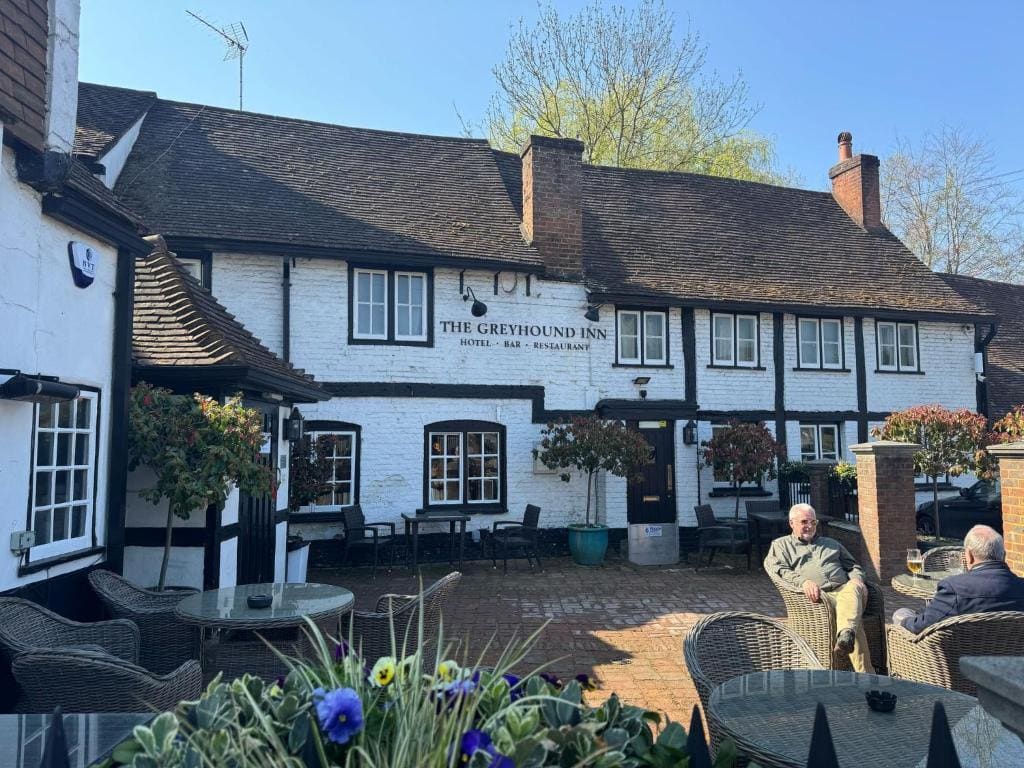 OYO The Greyhound Inn - Main view