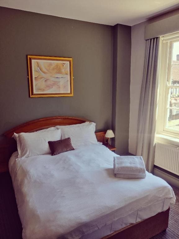 OYO The Greyhound Inn - View 7