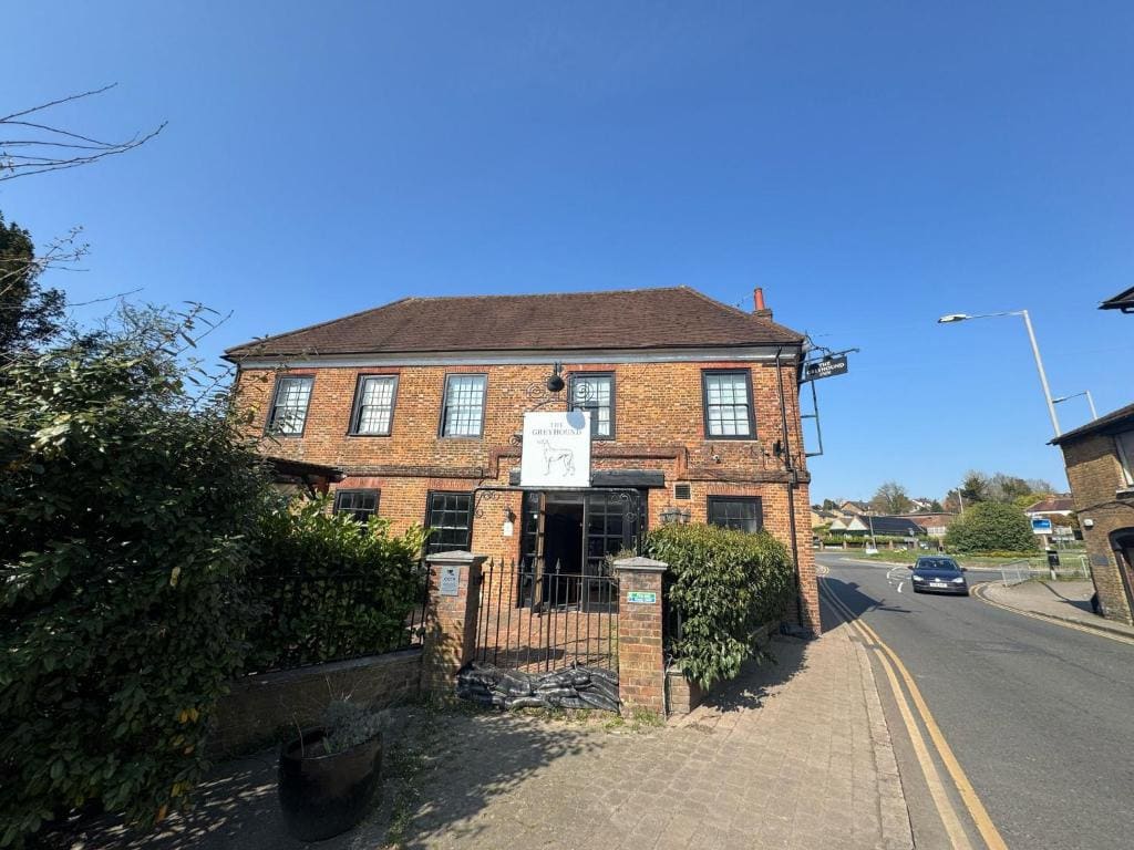OYO The Greyhound Inn - View 5