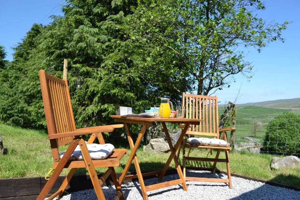 The Hive Lodge Cabin with 3 peak views, Ribblehead, Settle - View 2