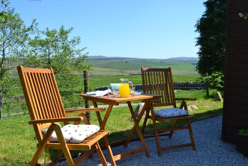 The Hive Lodge Cabin with 3 peak views, Ribblehead, Settle - View 6