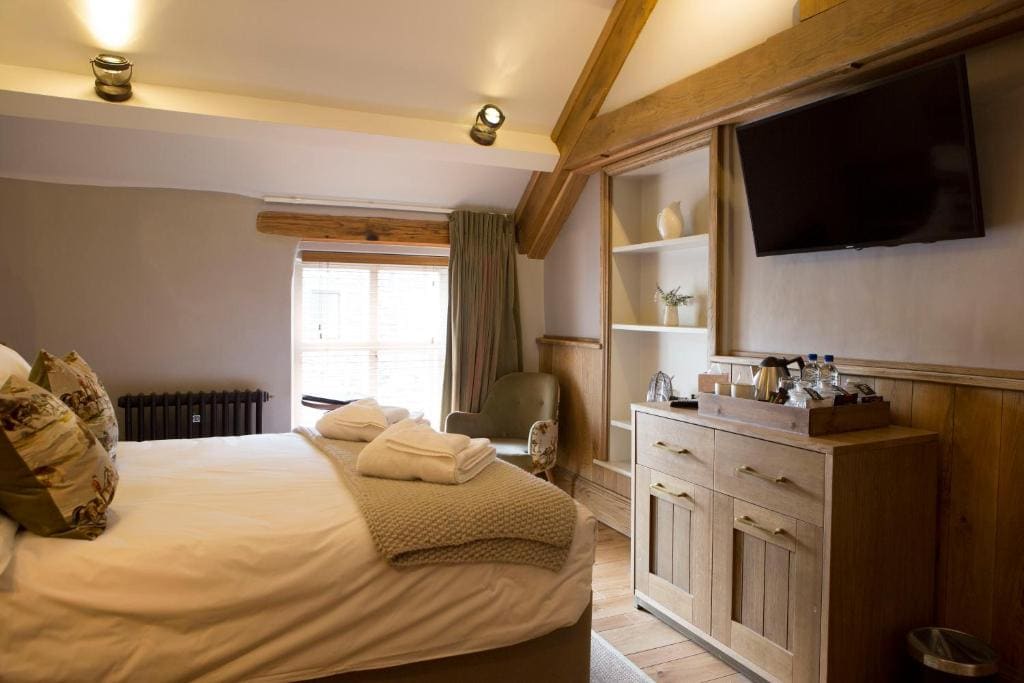 The Queen's Head Hotel - View 7