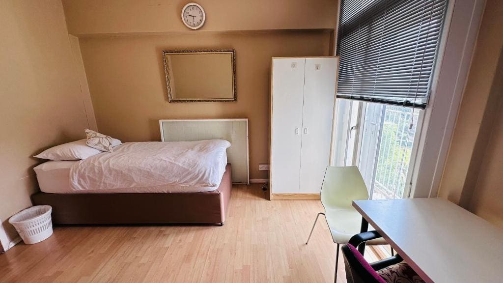 Twin Room in Central London - View 6