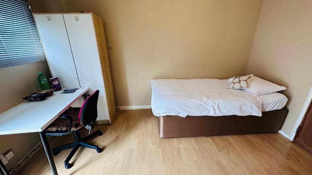 Twin Room in Central London - View 3