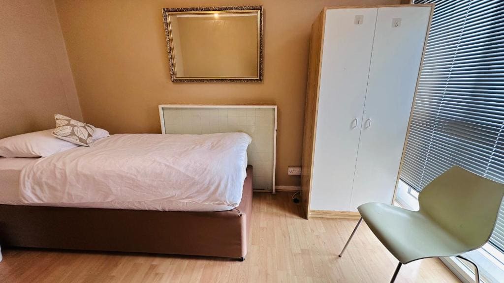 Twin Room in Central London - View 2
