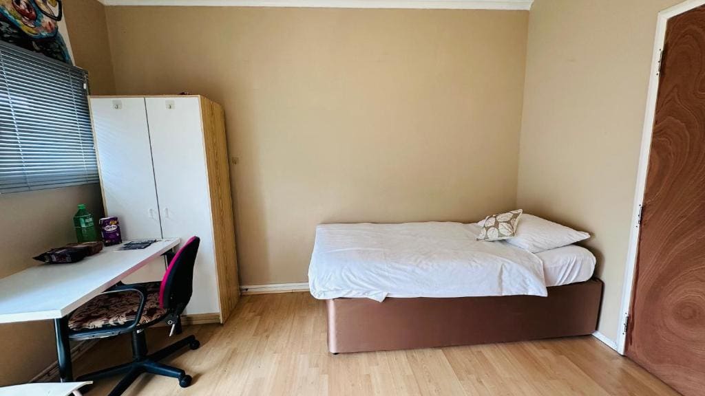 Twin Room in Central London - View 4