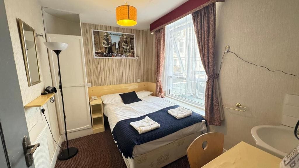 Warwick Road Rooms - View 2