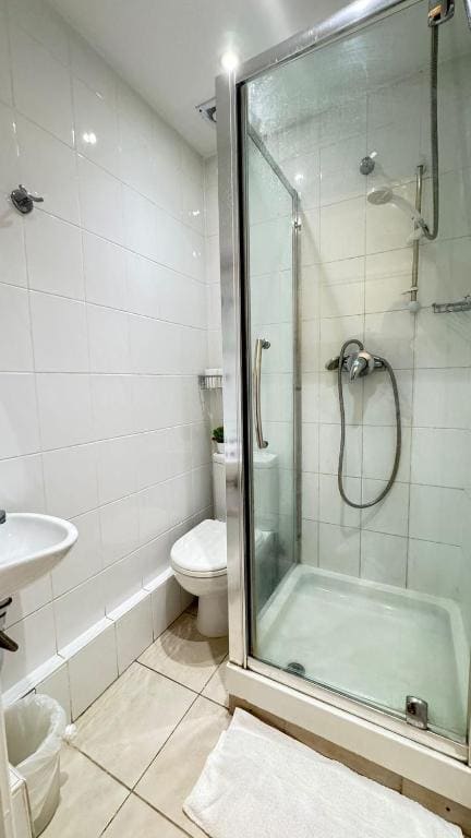 Warwick Road Rooms - View 5