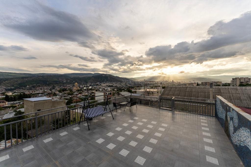 Upstairs Hotel Tbilisi — Ansicht 5