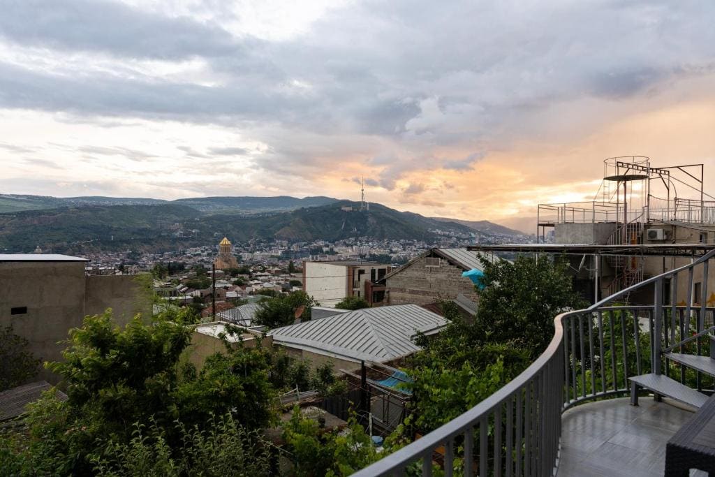 Upstairs Hotel Tbilisi — Ansicht 4