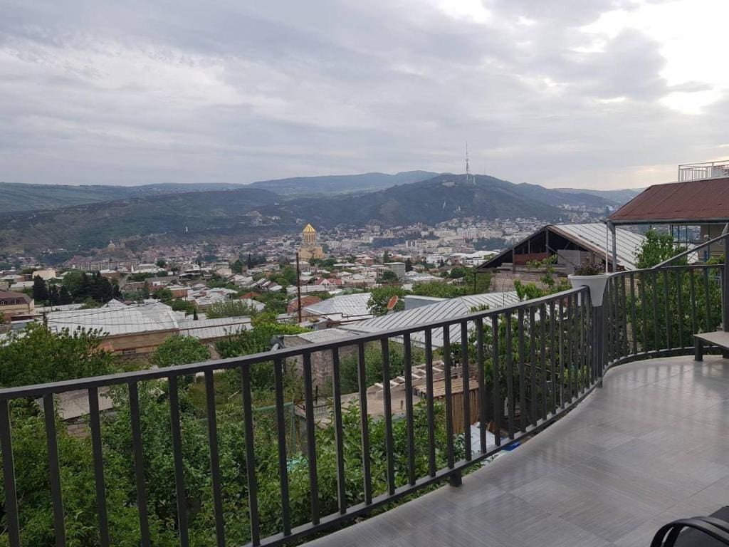 Upstairs Hotel Tbilisi — Ansicht 6