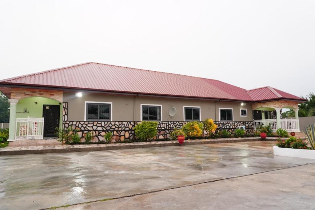 Madora Lodge - Main view