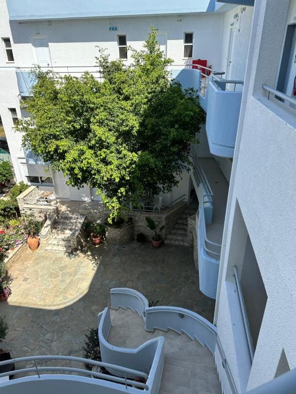 Mistral-Καπος - View 6