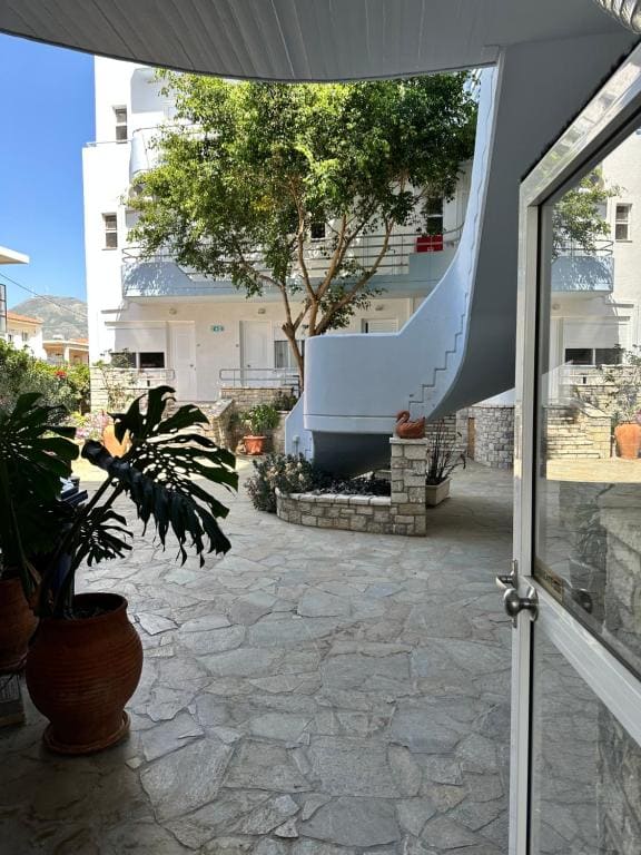 Mistral-Καπος - View 4