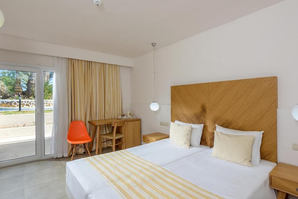 Zeus Hotels Palm Beach - View 2