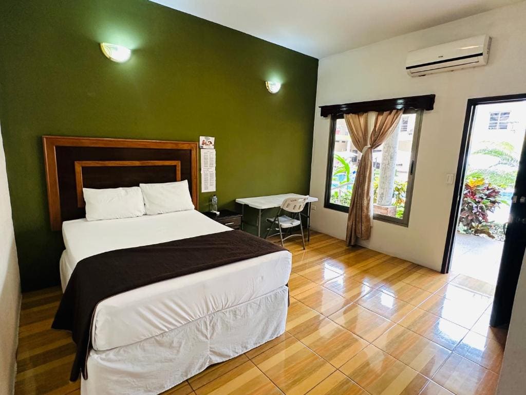 Hotel California Pacific Palm - View 2