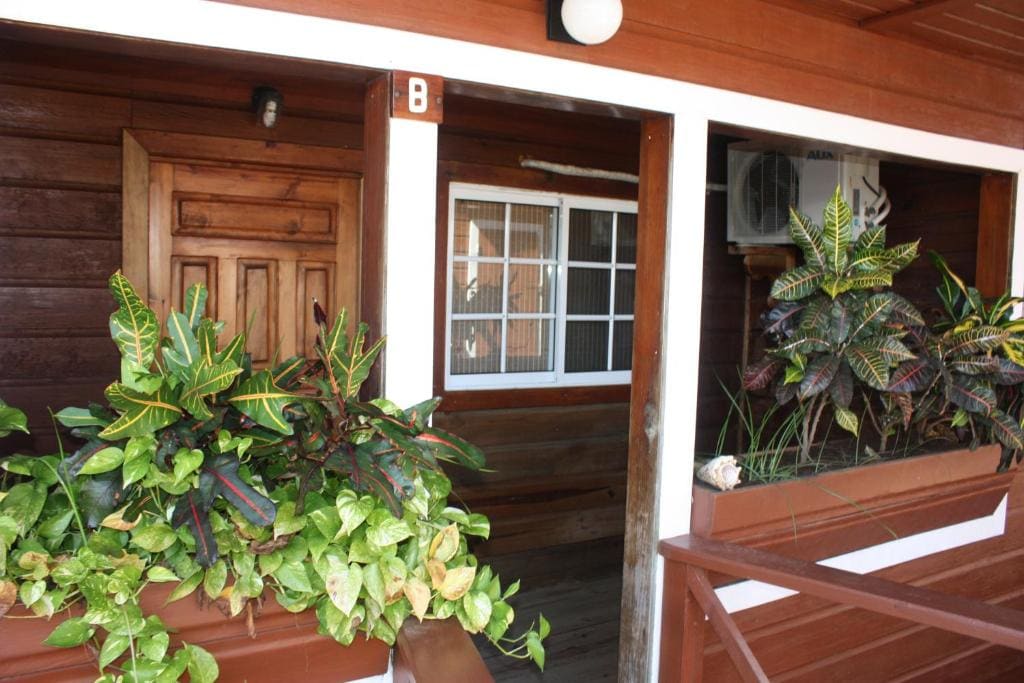 Utila Lodge — Hauptbild