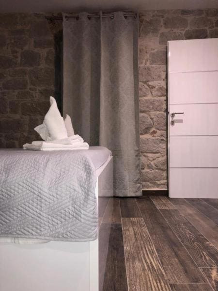 Elegant Residence Rooms - View 5