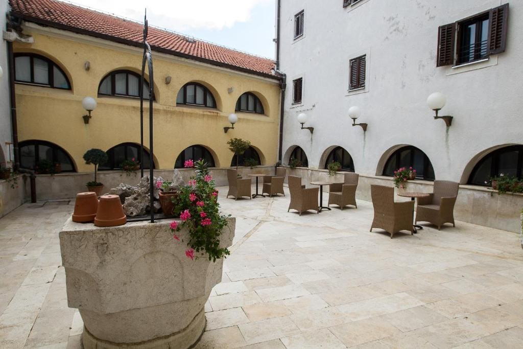 Hotel Kastel - Tampilan 7