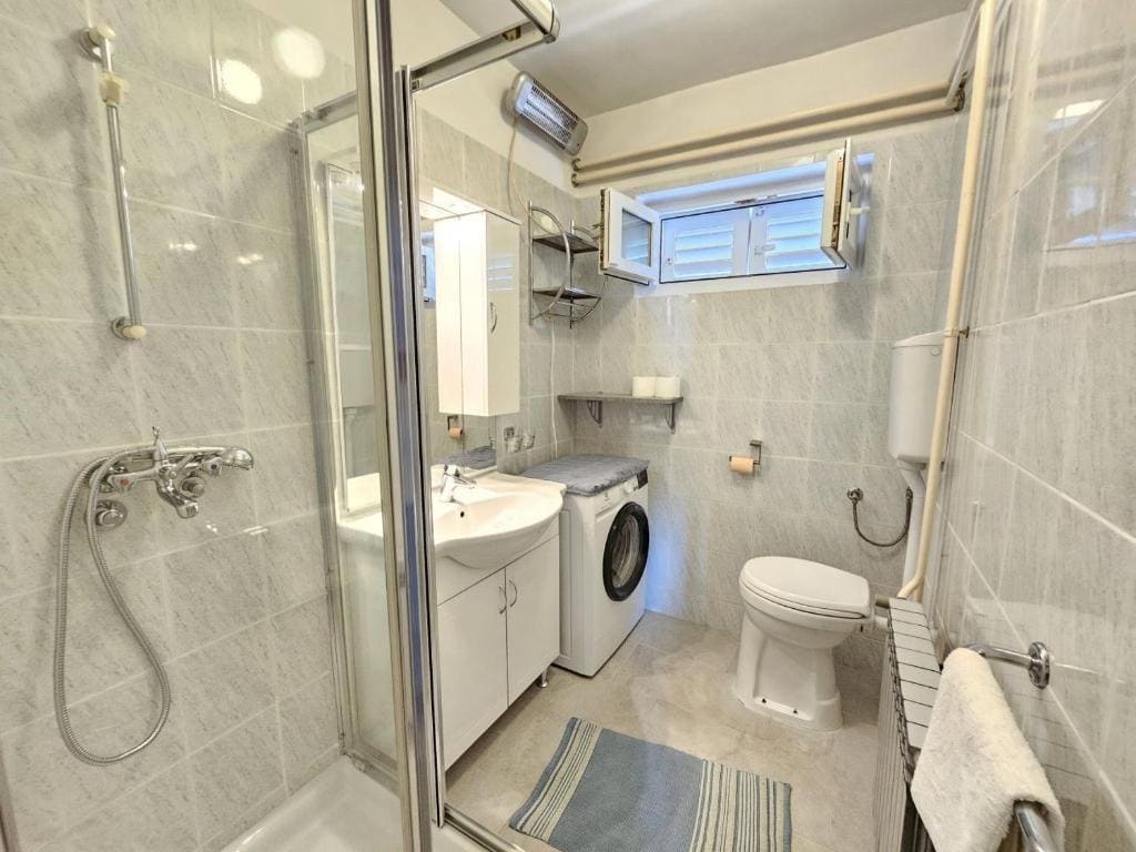 LEO ROOM 1 NV - Room for 2 persons with bathroom and balcony - View 7