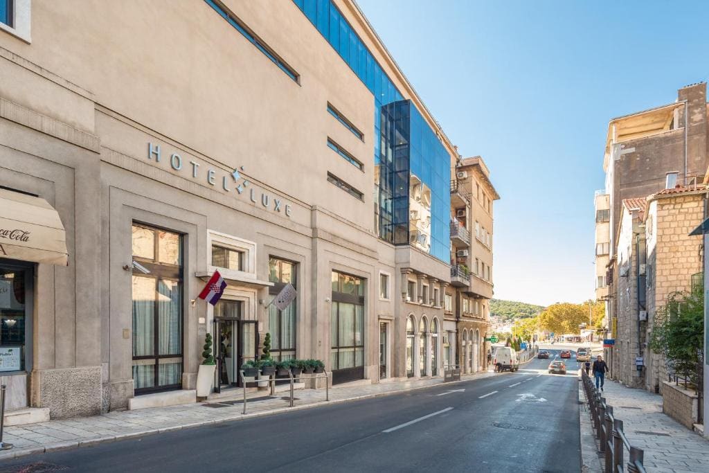 Hotel Luxe - Main view