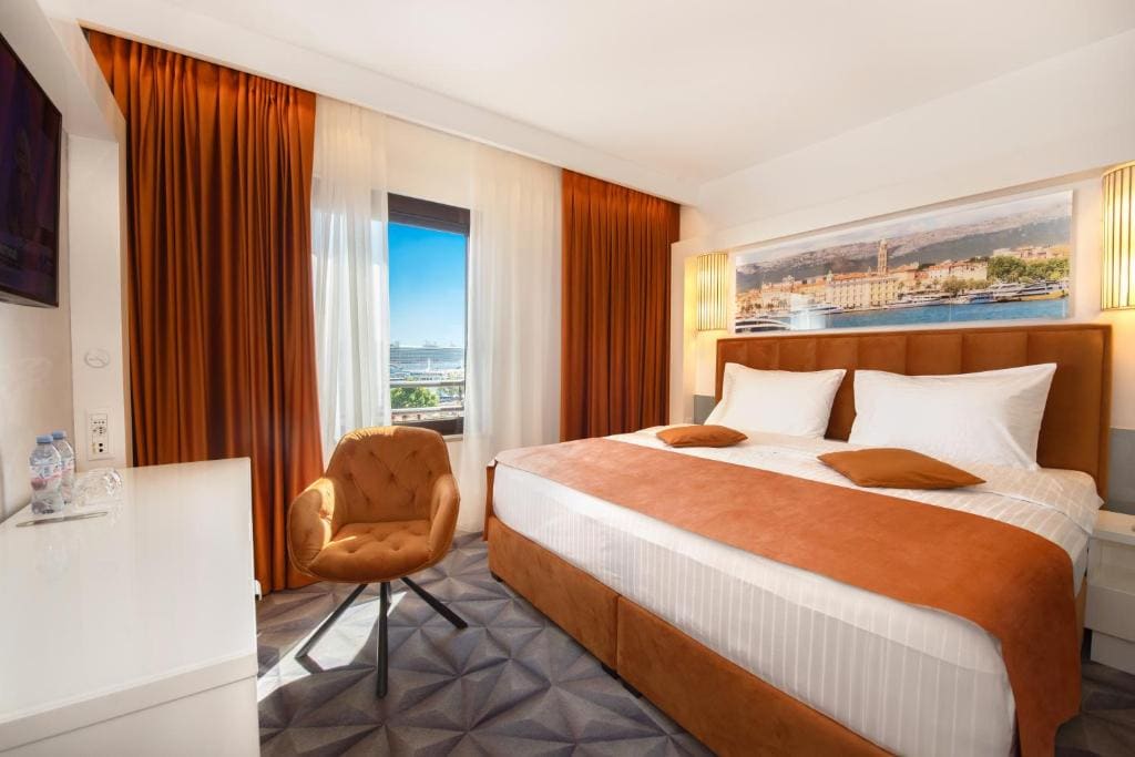 Hotel Luxe - View 2