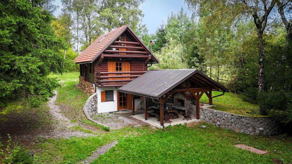 Pine Lodge - Main view