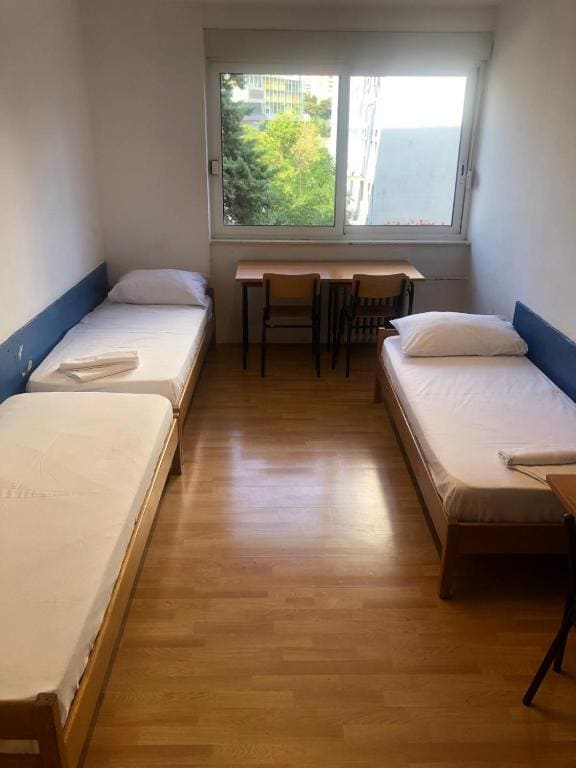 Split Summer Budget Rooms - View 7