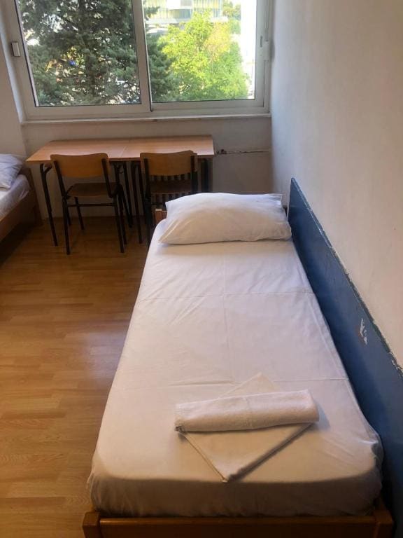 Split Summer Budget Rooms - View 5