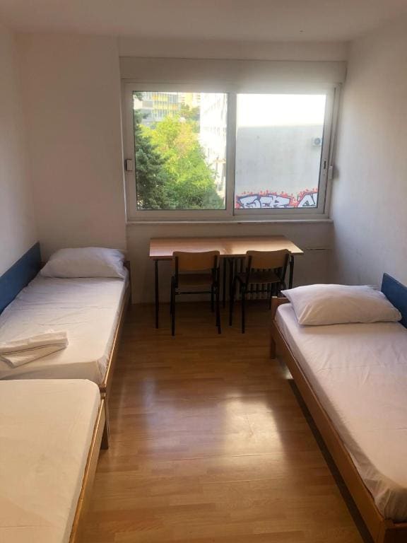 Split Summer Budget Rooms - View 3