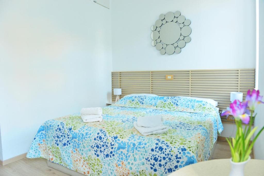 Iris Central En-suite Room - Cozy Base near Old Town - View 6